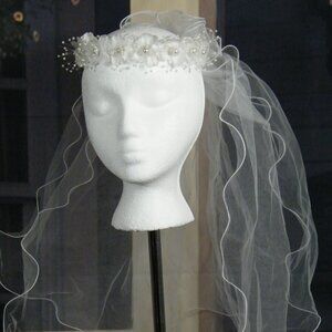 Diadème pour première communion avec voile et petite fleurs pour fillette.